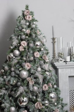 Bir Noel ağacı Noel kutlamaları sırasında bir odada
