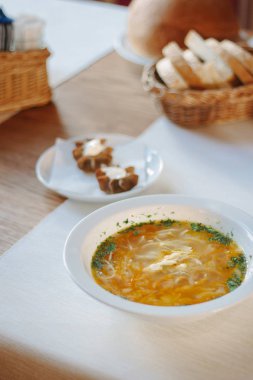 Lokanta veya kafe masasında nefis sebze çorbası