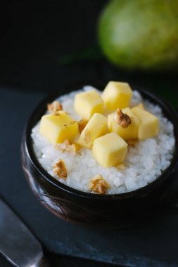 Yapışkan pirinçli mango. Güzel tatlı.