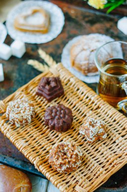 Sarı yüzeyde çiğ şeker, vejetaryen şeker.