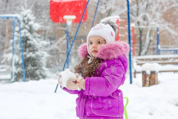 Маленькая Девочка Играет Снежки Зимним Утром — стоковое фото