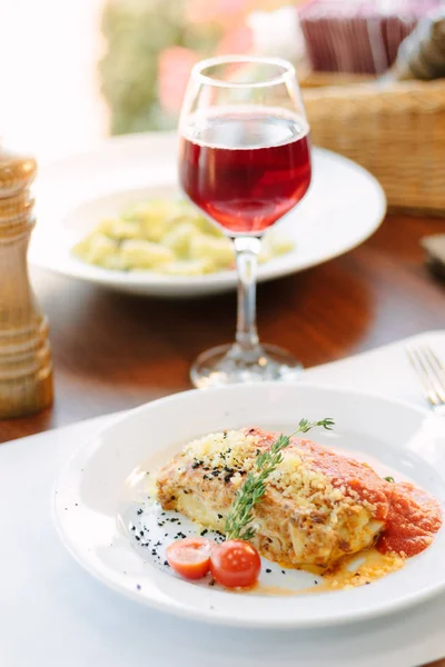 Итальянская Кухня Вкусная Лазанья Белой Тарелке Столе Красным Вином — стоковое фото