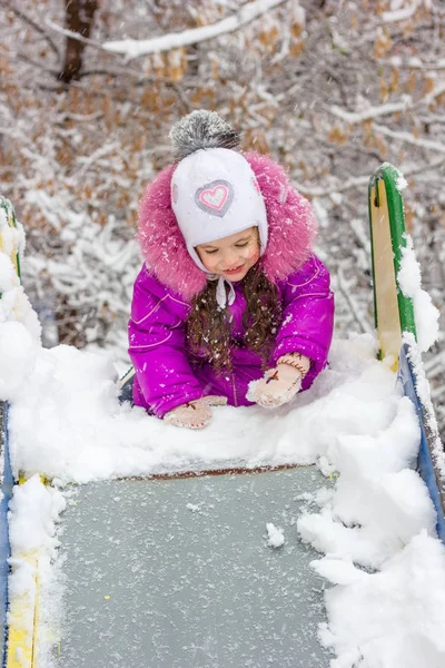 Menina Criança Crianças Deslizar Dia Inverno Nevado — Fotografia de Stock