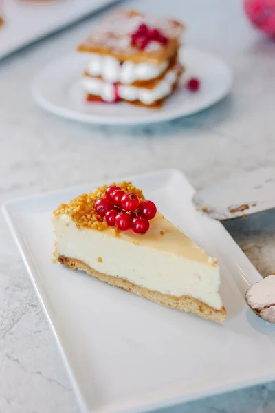 Cheesecake Med Röda Vinbär Bär Vit Platta — Stockfoto