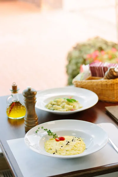 Italienisches Essen Köstliches Traditionelles Risotto Auf Weißem Teller — Stockfoto
