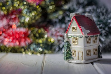 Oyuncak ev ahşap masa üzerinde Noel için dekore edilmiştir.