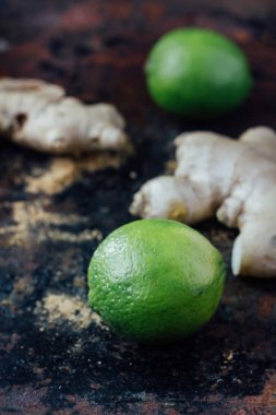 Siyah köy yüzeyinde yeşil kireç ve zencefil.