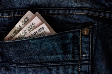 Bir mavi kot pantolon cebinde Rus ruble