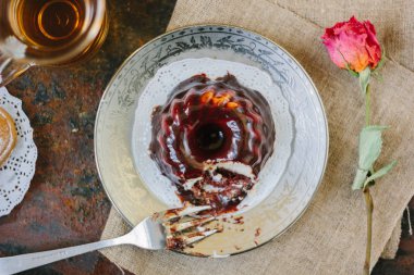 Tabakta çatallı vejetaryen zephyr, yemeye hazır..