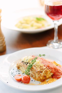 Bir İtalyan restoranında geleneksel İtalyan lazanya