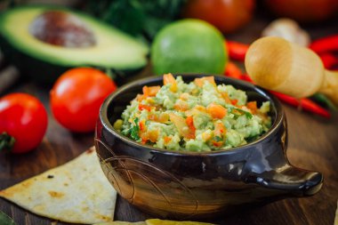 Avokado, domates ve kireç guacamole mısır cipsi - cips, ile yapılan