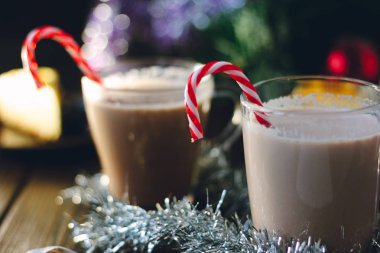 Süt ve yumurta kokteyli Noel kutlaması için hazır.