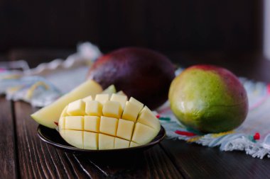 Mango, tahta masanın üzerinde küp şeklinde kesilmiş..