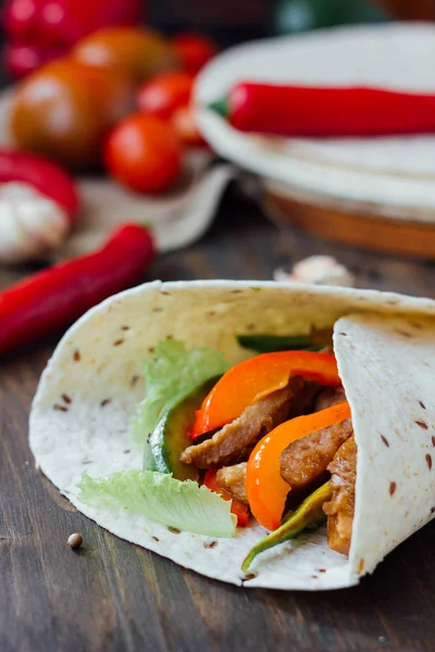 Cibo Vegetariano Messicano Fajitas Avvolto Sul Pane Tortilla — Foto Stock