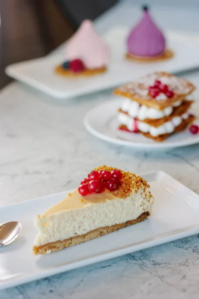 Tarta Queso Con Bayas Grosella Roja Plato Blanco —  Fotos de Stock