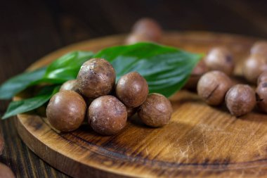 Taze ve olgun macadamiya fındık ahşap tahta üzerinde