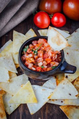Meksika sosu - cips ile baharatlı sos - cips Mısır üzerinden.