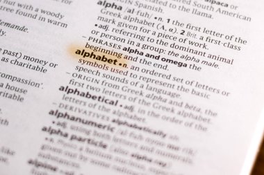 Sözcük veya tümceciğin marker ile vurgulanan bir sözlük alfabesi.