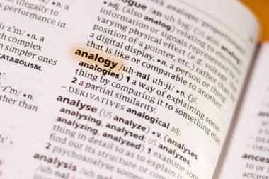 Sözcük veya tümceciğin marker ile vurgulanan bir sözlük benzetme.