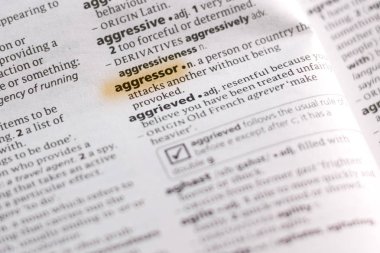 Sözcük veya tümceciğin saldırgan marker ile vurgulanan bir sözlük.