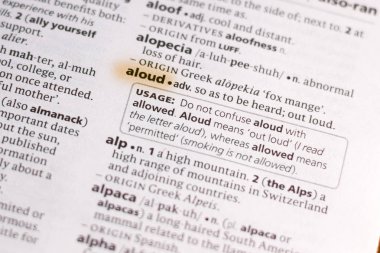 Sözcük veya tümceciğin Aloud marker ile vurgulanan bir sözlük.