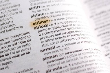 Sözcük veya tümceciğin marker ile vurgulanan bir sözlük yolcu uçağı.