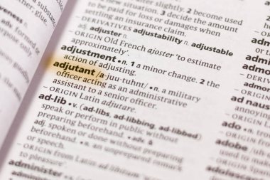 Sözcük veya tümceciğin emir subayı marker ile vurgulanan bir sözlük.