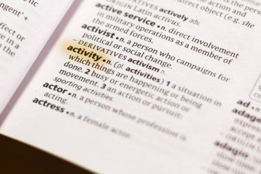 Sözcük veya tümceciğin marker ile vurgulanan bir sözlük etkinliği.