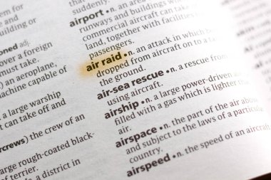 Sözcük veya tümceciğin marker ile vurgulanan bir sözlük hava saldırısı.