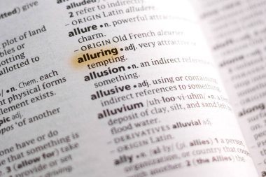 Kelime veya marker ile vurgulanan bir sözlük çekici tümce.