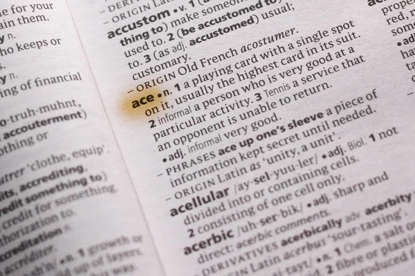用标记突出显示的词典中的单词或短语 Ace — 图库照片