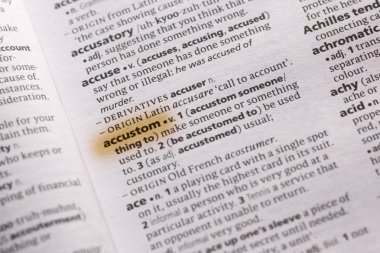 Sözcük veya tümceciğin marker ile vurgulanan bir sözlük Accustom.