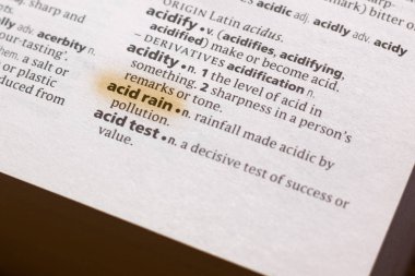 Sözcük veya tümceciğin marker ile vurgulanan bir sözlük asit yağmuru.