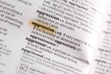 Sözcük veya tümceciğin agresif marker ile vurgulanan bir sözlük.