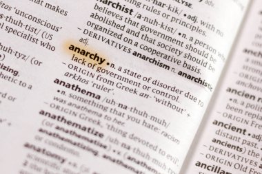 Sözcük veya tümceciğin anarşi marker ile vurgulanan bir sözlük.