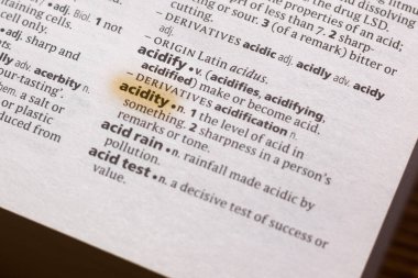 Sözcük veya tümceciğin marker ile vurgulanan bir sözlük asitlik.