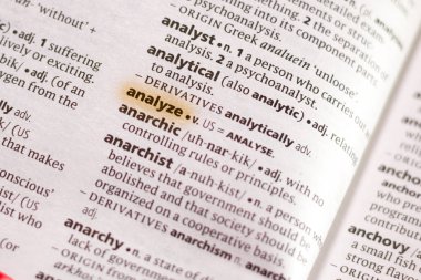 Sözcük veya tümceciğin marker ile vurgulanan bir sözlük çözümle.