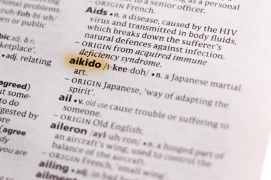 Sözcük veya tümceciğin marker ile vurgulanan bir sözlük Aikido.