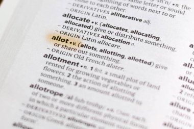 Sözcük veya tümceciğin marker ile vurgulanan bir sözlük tahsis.