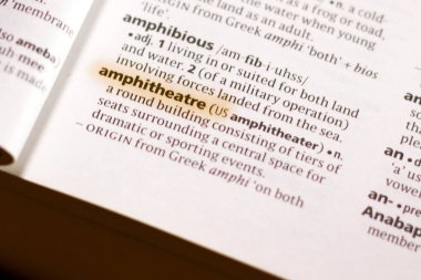 Sözcük veya tümceciğin marker ile vurgulanan bir sözlük Amphithearte.