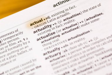 Sözcük veya tümceciğin gerçek marker ile vurgulanan bir sözlük.