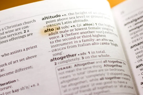 用标记突出显示的词典中的词或短语 Alto — 图库照片