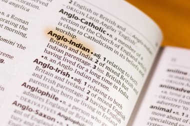 Sözcük veya tümceciğin marker ile vurgulanan bir sözlük dönemibayanlarıyla.