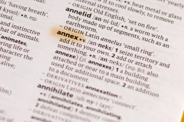 Sözcüğün veya tümceciğin ek marker ile vurgulanan Sözlükteki.