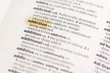 Sözcük veya tümceciğin marker ile vurgulanan bir sözlük bağımlılığı.