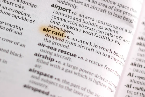 マーカーで強調表示されます Ari Raid 辞書で単語またはフレーズ — ストック写真