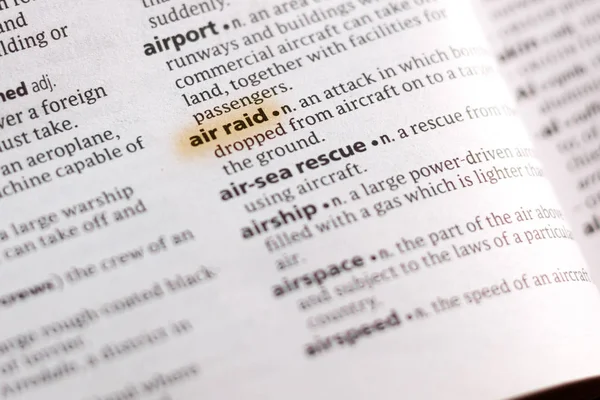 マーカーで強調表示されます Ari Raid 辞書で単語またはフレーズ — ストック写真