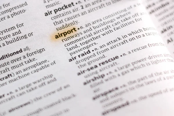 マーカーで強調表示されます辞書で単語または語句の空港 — ストック写真