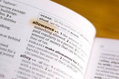 Sözcüğün veya tümceciğin ödeneği marker ile vurgulanan Sözlükteki.