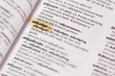 Sözcük veya tümceciğin marker ile vurgulanan bir sözlük Adjudge.